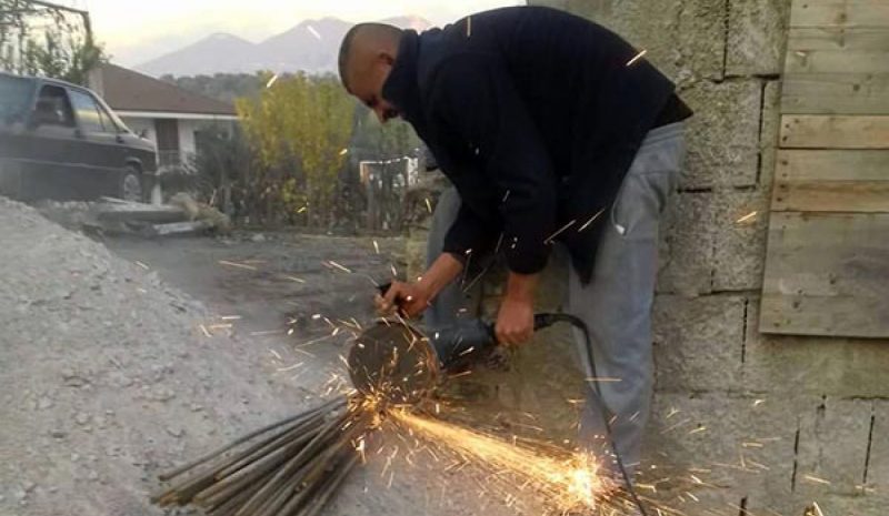 Ορθόδοξοι νέοι στην Αλβανία φτιάχνουν τη στέγη σπιτιού φτωχής οικογένειας!