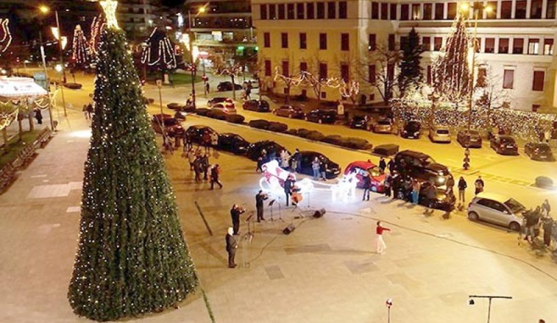 Μήνυμα αισιοδοξίας και ελπίδας η φωταγώγηση της κεντρικής πλατείας