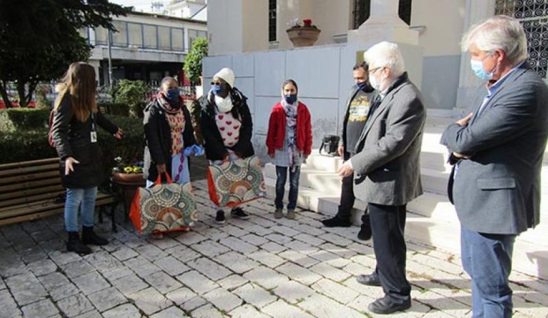 Πρόσφυγες πρόσφεραν μάσκες για  το Κοινωνικό Παντοπωλείο του Δήμου