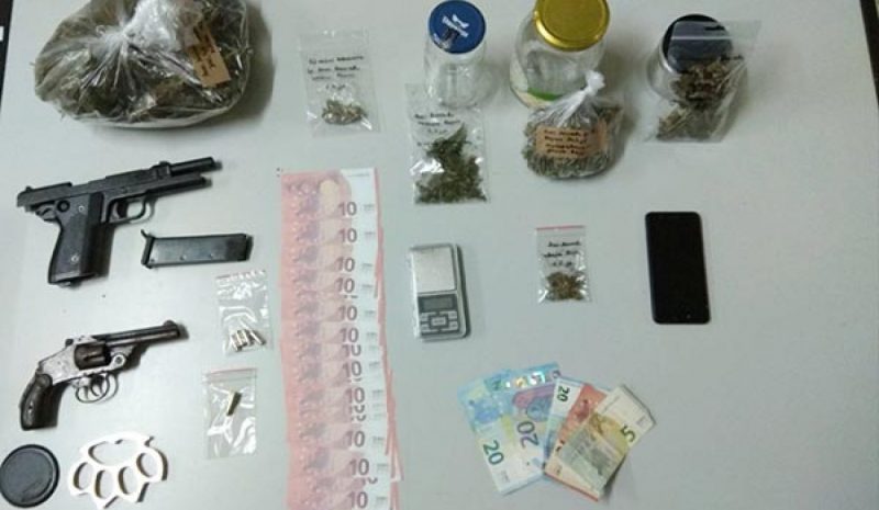 Είχε ναρκωτικά, όπλα και  πλαστά χαρτονομίσματα