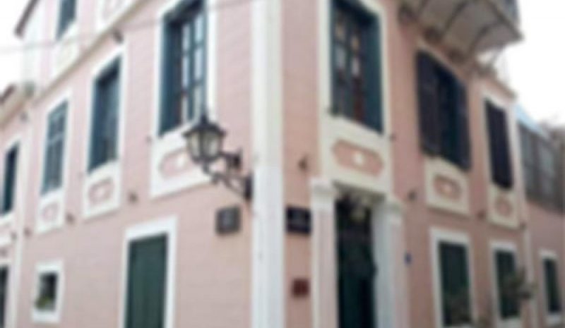 Πινακίδες σε ιστορικά κτίρια που στέγασαν ξένα προξενεία στην Πρέβεζα