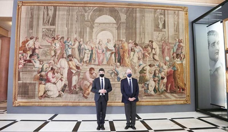 Στη Βουλή ο τεράστιος τοιχοτάπητας που αποτυπώνει τη «Σχολή των Αθηνών»