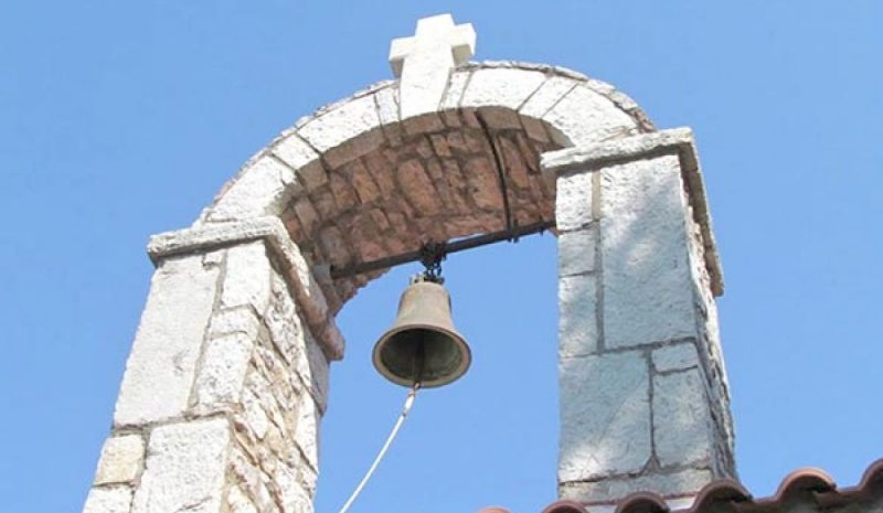 Περισσότεροι πιστοί μέσα και  λειτουργίες και εκτός ναών! 