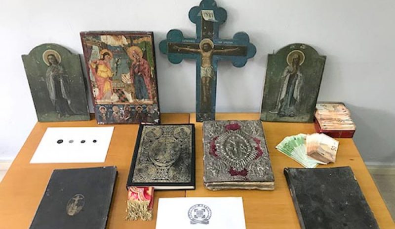 Ιερέας με το σπίτι γεμάτο εκκλησιαστικά κειμήλια!