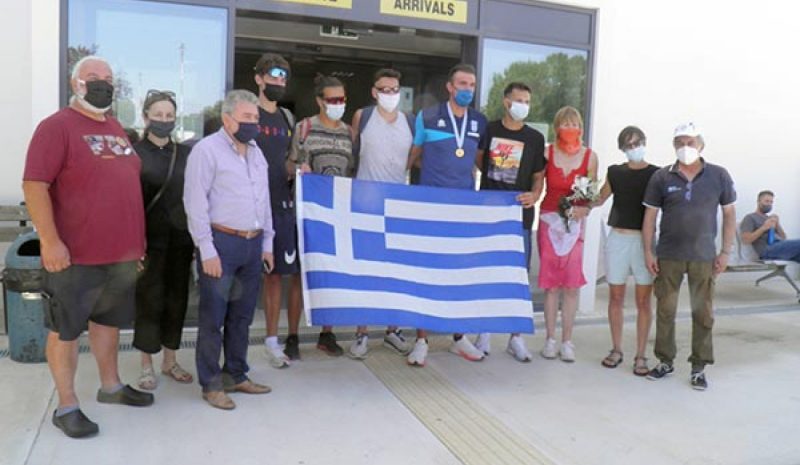 Αγκαλιές, δάκρυα και ευχές για τον «χρυσό» Θαν. Παλαιοπάνο