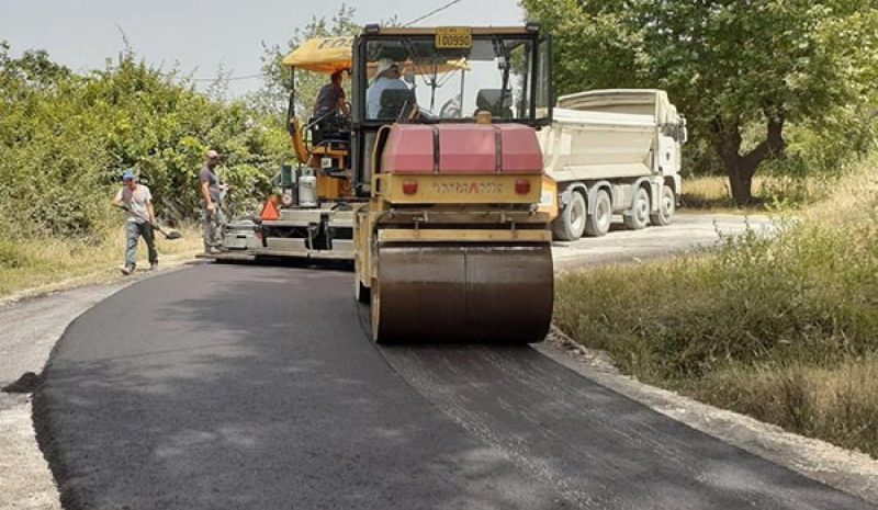 Συνεχίζονται οι ασφαλτοστρώσεις σε αγροτικούς δρόμους της Άρτας 
