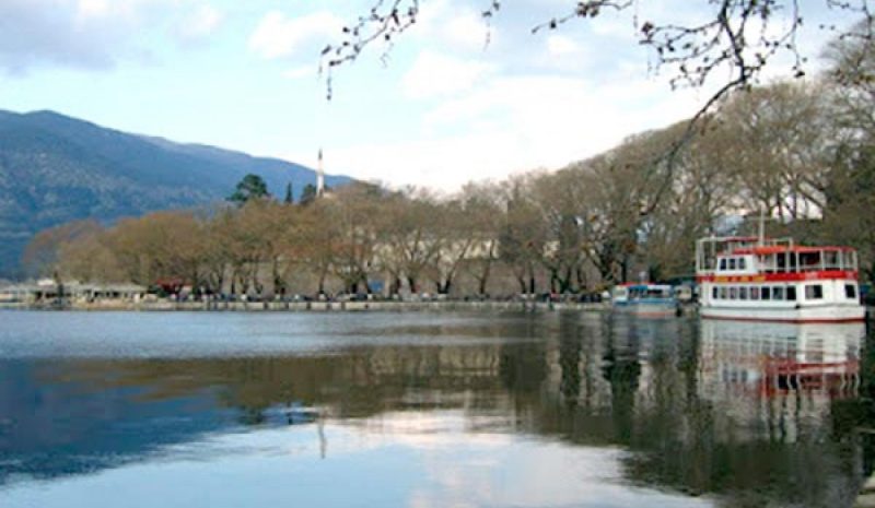 Έκθεση τοπικών προϊόντων στην πλατεία Μαβίλη