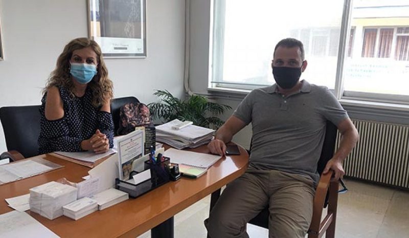 Η Μ. Τζούφη με τον Πρόεδρο των  Εργαζομένων στους Φορείς Διαχείρισης