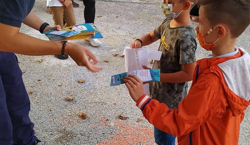 Ενημερωτικά φυλλάδια  χθες σε Δημοτικά Σχολεία