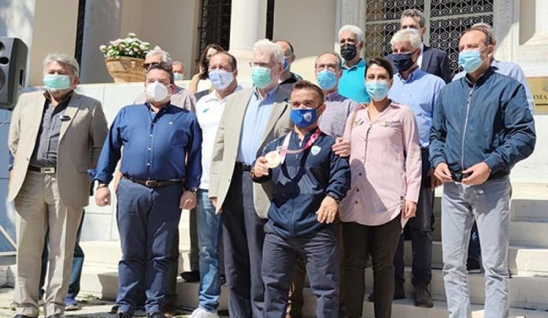 Το μετάλλιο της πόλης στον Δημήτρη Μπακοχρήστο!