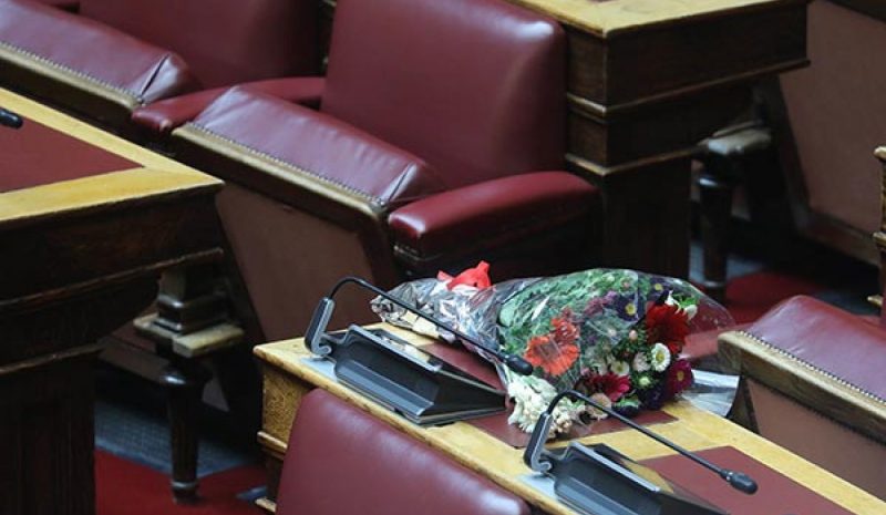 Μια ανθοδέσμη για τον Π. Μπακογιάννη  στο έδρανό του από τον Κων. Τασούλα 