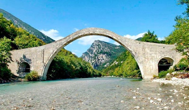 Μενδώνη – Καραμανλής  στο γεφύρι της Πλάκας!