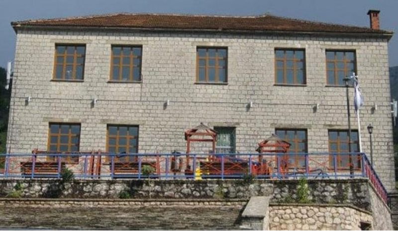 Να συνεχίσει ως τριθέσιο το  Δημοτ. Σχολείο Πραμάντων 
