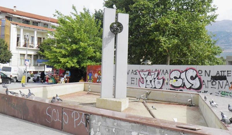 Χάθηκαν... χρόνος και χρήμα  στην ανάπλαση της Πλατείας!