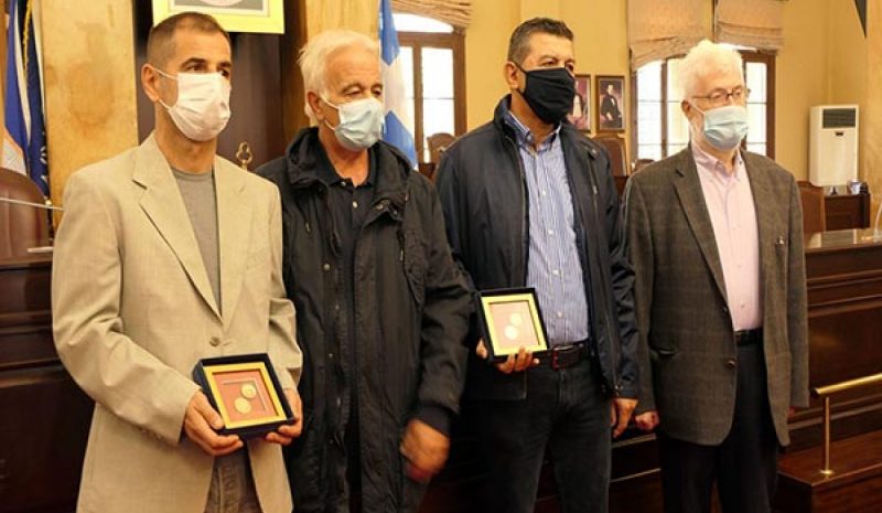 Το μετάλλιο της πόλης σε βετεράνους ΠΑΣ και Ζντέκο Μουφ