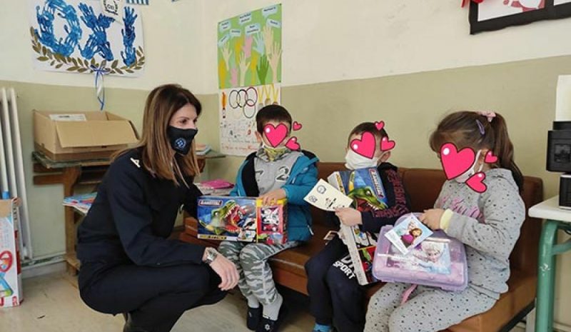 Μοίρασαν δώρα σε μαθητές  απομακρυσμένων σχολείων