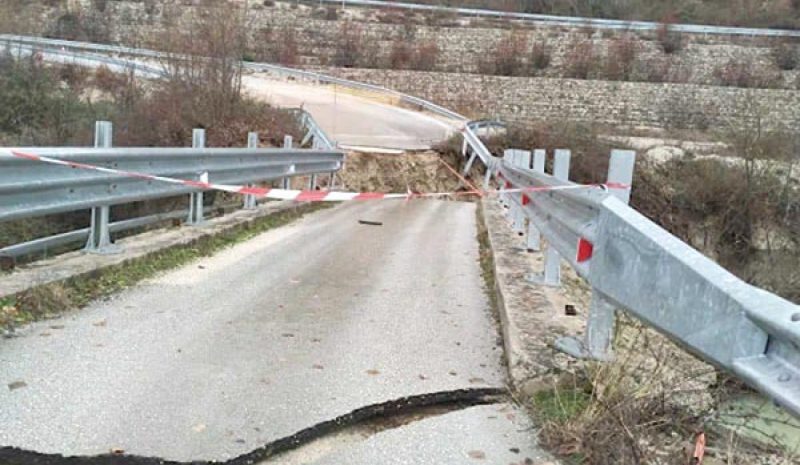 Στα… δύο κόπηκε οδική  γέφυρα στην Αρτοπούλα 