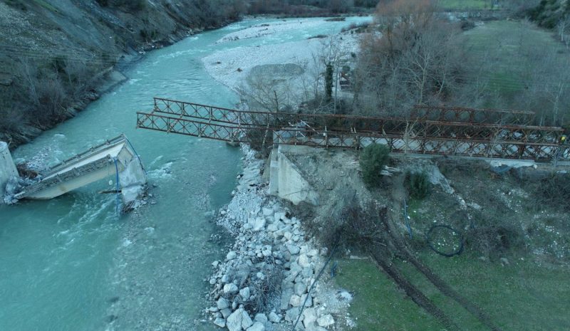 Συνεχίζονται οι εργασίες για τη γέφυρα  μπέλλευ στον Μετσοβίτικο ποταμό