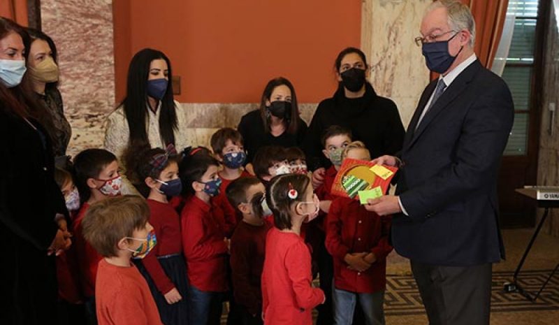 Χριστουγεννιάτικα κάλαντα  στον Πρόεδρο της Βουλής