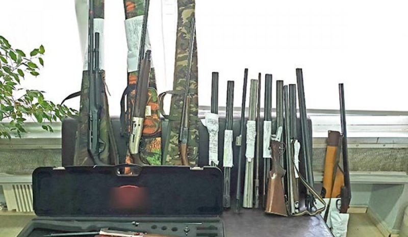 Επισκεύαζε όπλα και γέμιζε φυσίγγια μέσα στο γκαράζ