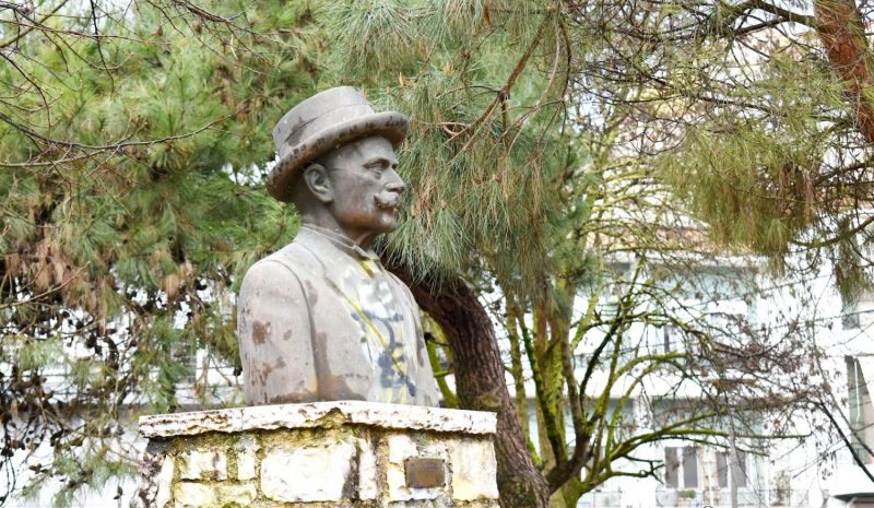 Γιατί τέτοια ασχήμια στο «Άλσος των ποιητών»;