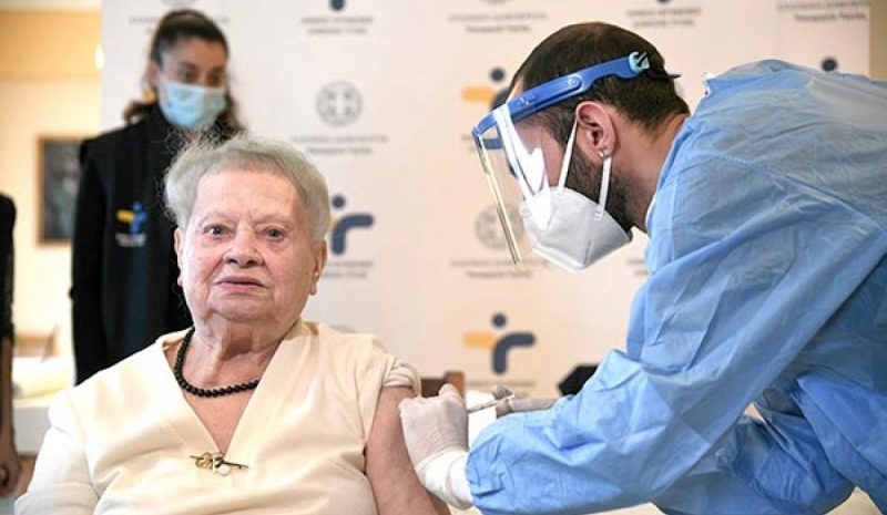 Πρόστιμα από σήμερα για τους ανεμβολίαστους άνω των 60