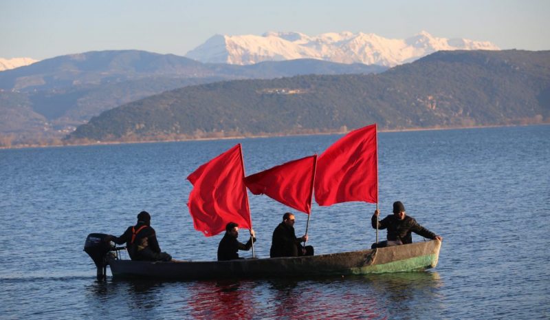 Επέστρεψαν και πάλι στην Παμβώτιδα οι «βάρκες με τις κόκκινες σημαίες»