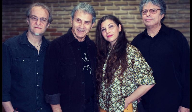 Τα ΜΜΕ μας... πλασάρουν αλύπητα  playlist λίγων νέων τραγουδιών!
