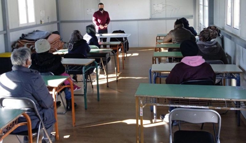 Οι πρόσφυγες δομής Κατσικά κάνουν μαθήματα ελληνικών