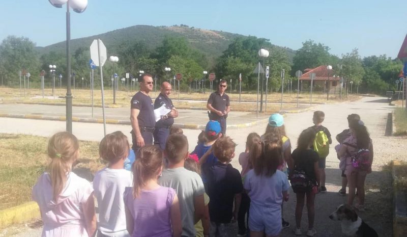 Παιδιά έκαναν… μάθημα κυκλοφοριακής αγωγής