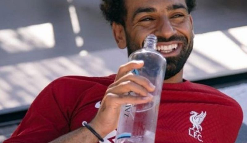 Πίνοντας ΖΑΓΟΡΙ γιόρτασε ο Salah  την ανανέωση του συμβολαίου του