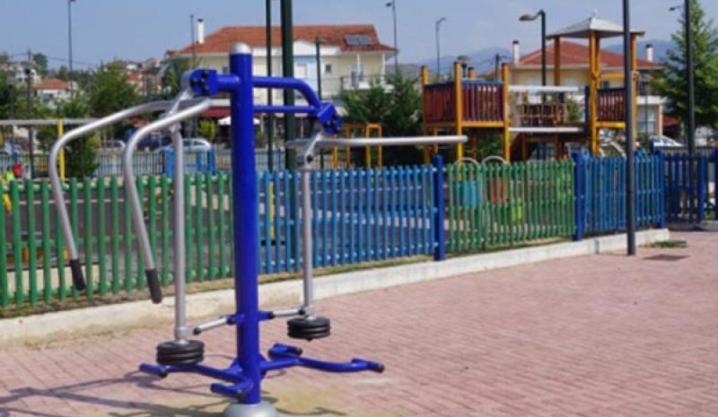 Όργανα εκγύμνασης για άτομα με αναπηρίες  στο υπαίθριο γυμναστήριο στην Ελεούσα