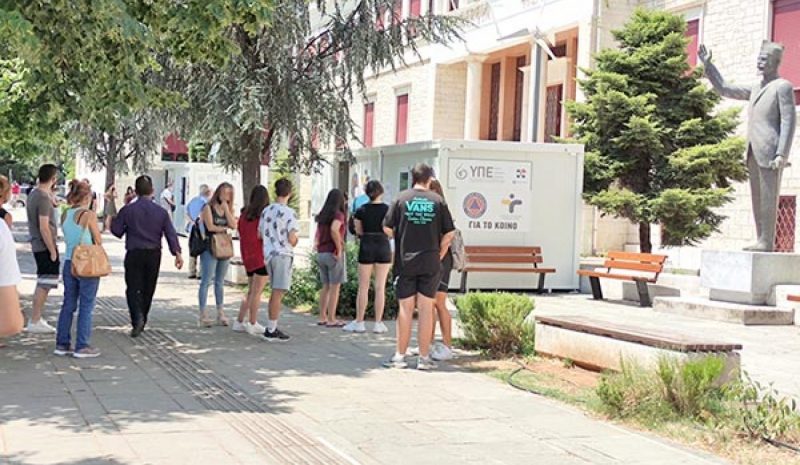 Σε καθοδική πορεία όλοι οι δείκτες της πανδημίας