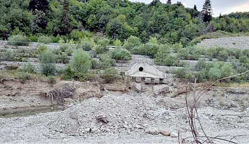 Εκτεταμένη υποβάθμιση από  τις ανεξέλεγκτες αμμοληψίες!