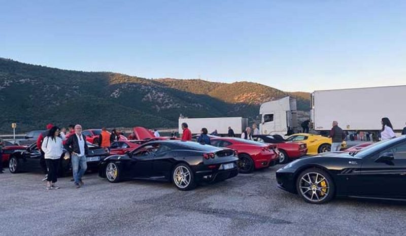 Εντυπωσιακό πέρασμα οχημάτων Ferrari από την Ηγουμενίτσα 