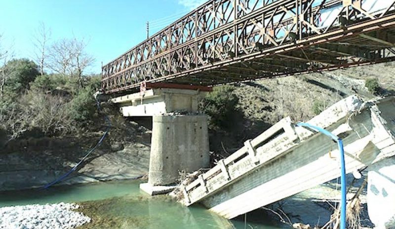 Πάλι παίρνουν αδρανή δίπλα από τη γέφυρα Μετσοβίτικου!