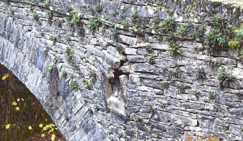 «Ράγισε» το πέτρινο γεφύρι του Στάθη στο Δίκορφο!