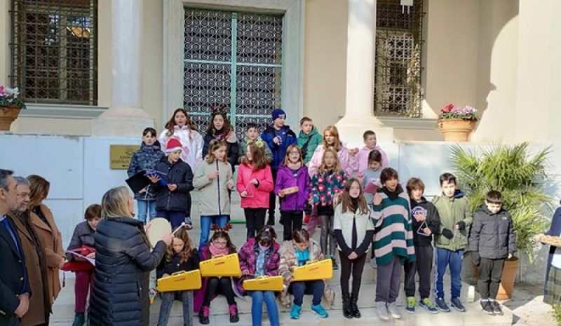 Κάλαντα σε Δήμο και Περιφέρεια χθες από τη  χορωδία του 1ου Δημοτ. Σχολείου Ιωαννίνων