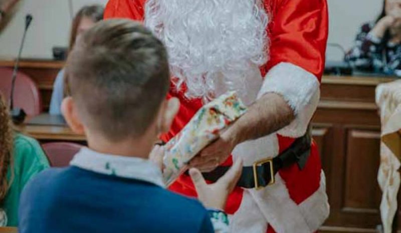 Ο Άγιος Βασίλης μοίρασε δώρα στους μαθητές του Δήμου Δωδώνης 