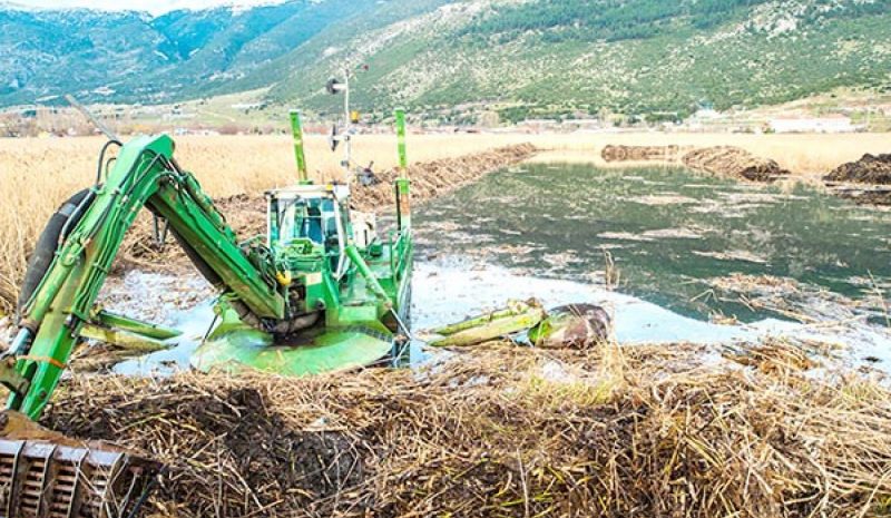 Ειδικό μηχάνημα για διαχείριση καλαμιώνων στην Παμβώτιδα!