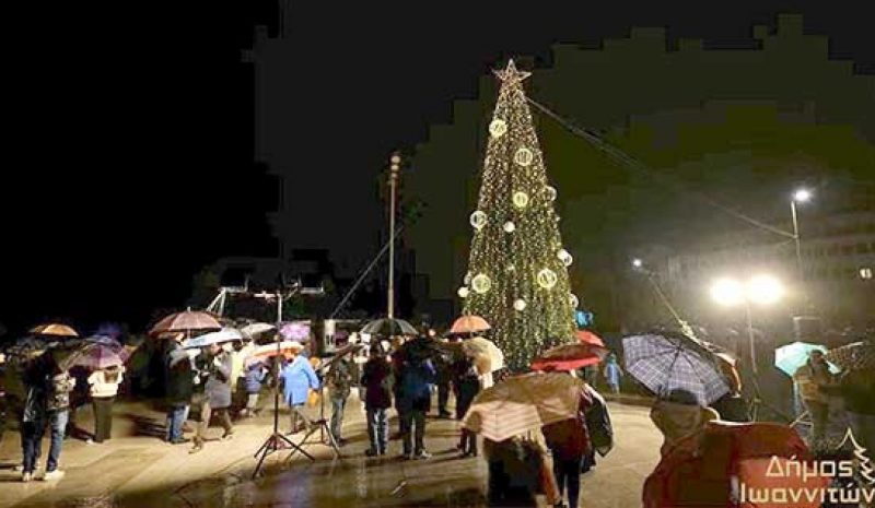 Υπό βροχή φωταγωγήθηκε χθες η κεντρική πλατεία και το Χριστουγεννιάτικο δέντρο 