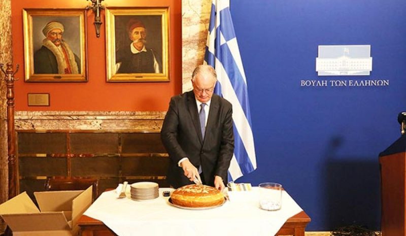 Την πίτα των κοινοβουλευτικών συντακτών και  φωτορεπόρτερ έκοψε ο Πρόεδρος της Βουλής 