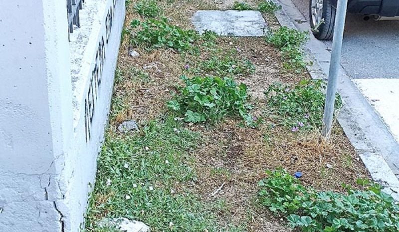  Το «μαύρο τους το χάλι» έχουν  πολλά πεζοδρόμια στα Γιάννενα!