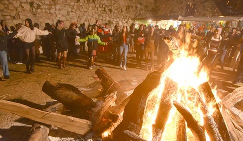 Θεαματικό το φινάλε της Αποκριάς με τζαμάλες, κέφι και ξεφάντωμα!