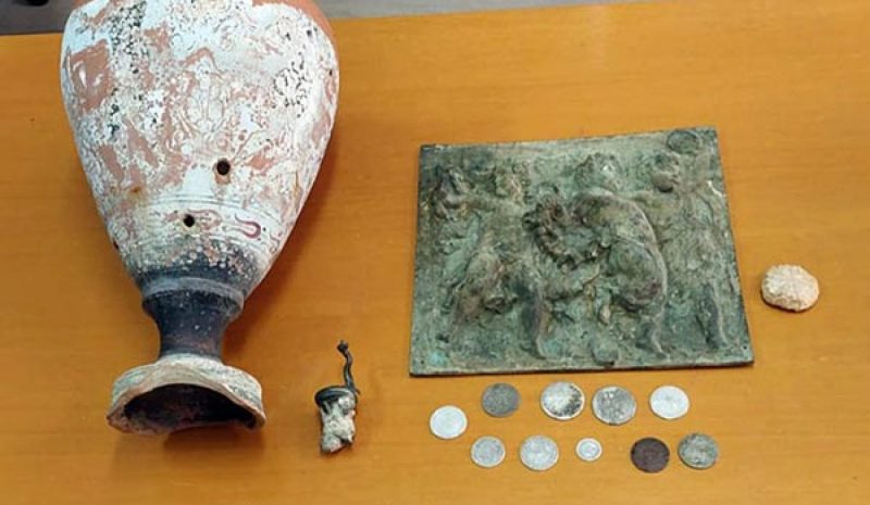 Βρήκαν σακίδια με αρχαία ευρήματα δίπλα σε δρόμο!