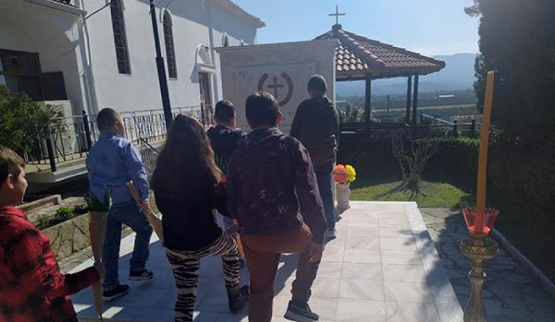 ΚΕΣΤΡΙΝΗ: Ένα τριαντάφυλλο από τα παιδιά στο Μνημείο Ηρώων…