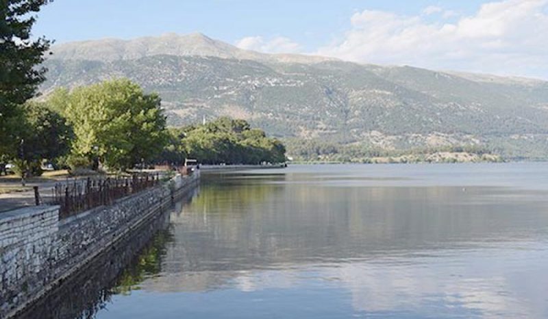 Επιχειρηματίας έβαλε να ρίξουν την έγκυο σύντροφό του στη λίμνη Ιωαννίνων!