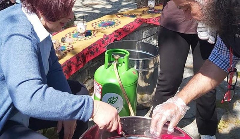 Βυζαντινή Άρτα: Έβαψαν αυγά  στην πλατεία του Αγίου Νικολάου