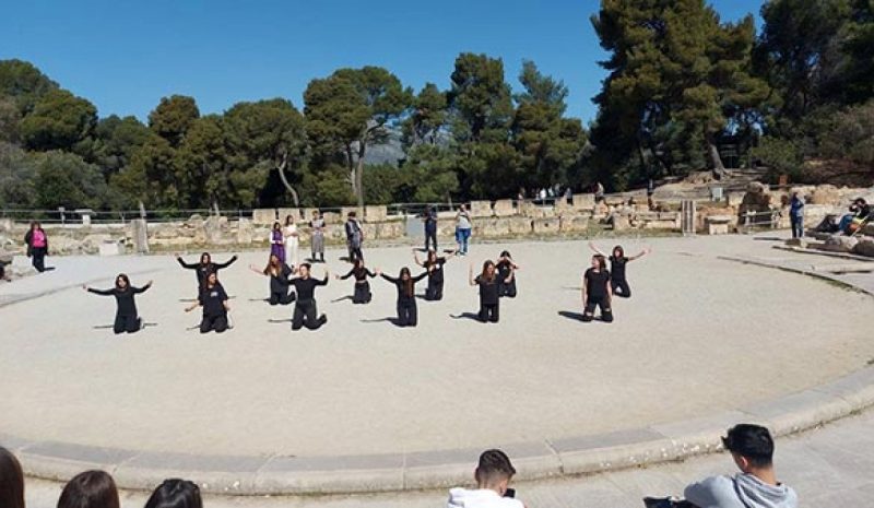 Μαθητές των Δωδωναίων έπαιξαν «Αντιγόνη» στην αρχαία Επίδαυρο