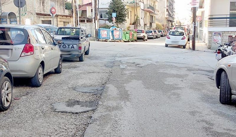 Σοβαρό το πρόβλημα με τις λακκούβες, όμως  το εργοτάξιο του Δήμου δεν επαρκεί!